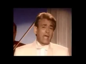 Adnan Şenses Uzaksın Şimdi Albüm Kapağı
