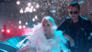 Ajda Pekkan Ara Sıcak Feat. Ozan Çolakoğlu Albüm Kapağı