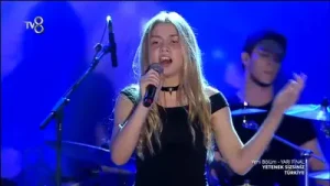Aleyna Tilki Uzun İnce Albüm Kapağı