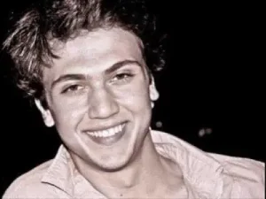 Aras Bulut İynemli Ağlaya Ağlaya Albüm Kapağı