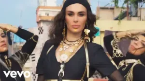 Ayşe Hatun Önal Beyaz Atletli