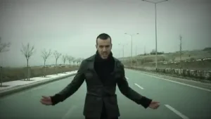 Cem Adrian – Yollardayım Albüm Kapağı