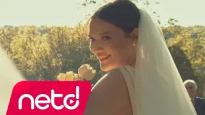 Demet Akalın Ağlar O Deli Albüm Kapağı