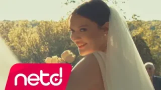 Demet Akalın Ağlar O Deli