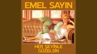 Emel Sayın Her Şeyinle Güzelsin