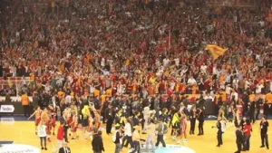 Fenerbahçe Köpeğine Üçlük Sonrası Mola Bbl Final Gs Fb 2014 Albüm Kapağı