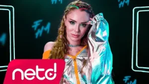 Feride Hilal Akın Kim Albüm Kapağı