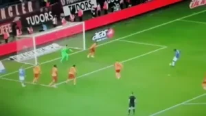 Galatasarayın En İyi Defansı Geçilemez Bir Duvar Sanki Adam Adamin İsmi Victor Enok Nelsson Albüm Kapağı
