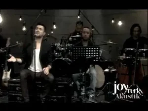 Gökhan Tepe Bir Kaç Beden Önce Akustik Albüm Kapağı