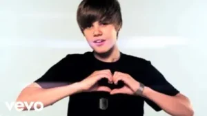 Justin Bieber Love Me Albüm Kapağı