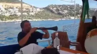 Kadir Akay Aşk Bodrumda Yaşanıyor