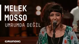 Melek Mosso Umrumda Değil Albüm Kapağı