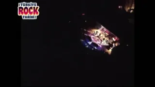 MFÖ (Mazhar Fuat Özkan) – Gitarda Yavuz Çetin