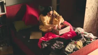 Model Gölgede Büyüyen Bir Çiçek