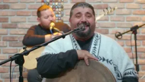 Mustafa Özarslan – Gafil Gezme Şaşkın Albüm Kapağı