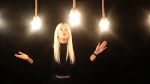 Sibel Karabaş Yürüyorum Dikenlerin Üstünde Yaralıyam Albüm Kapağı