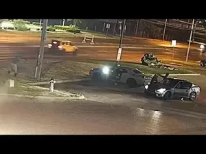 Surveillance Video Shows Suspects Carjack Undercover Texas Cop Before Shootout Albüm Kapağı