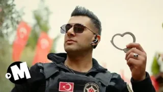 Yakışıklı Güvenlik Kelepçeyi Taktım