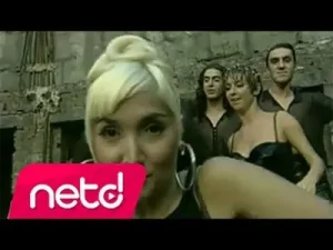 Yonca Evcimik – Bandıra Bandıra Albüm Kapağı