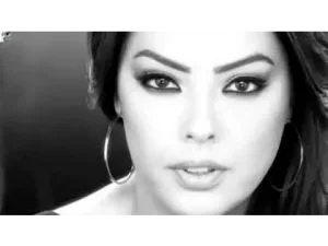 Ebru Gündeş – Birgün Aşklar Biter